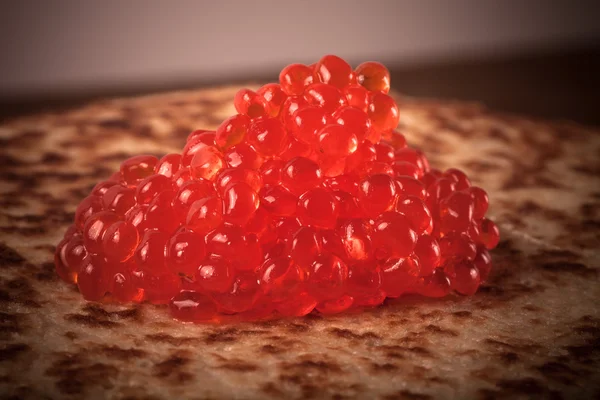 Caviar vermelho em panquecas russas - blini. Tonificado — Fotografia de Stock