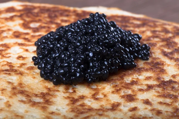 Black caviar on Russian pancakes - blini — Stock Photo, Image