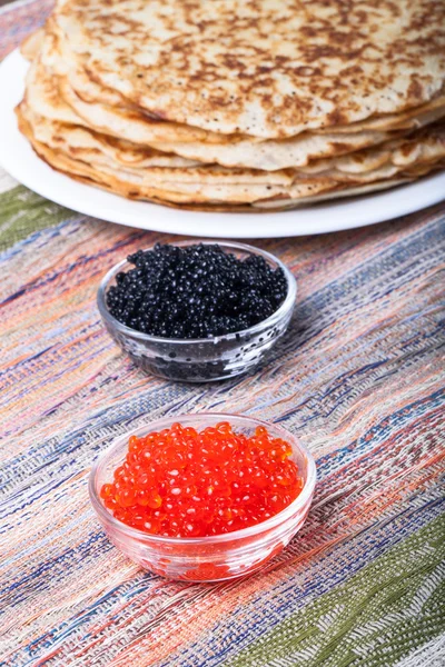 Crêpes russes - blini au caviar rouge et noir — Photo