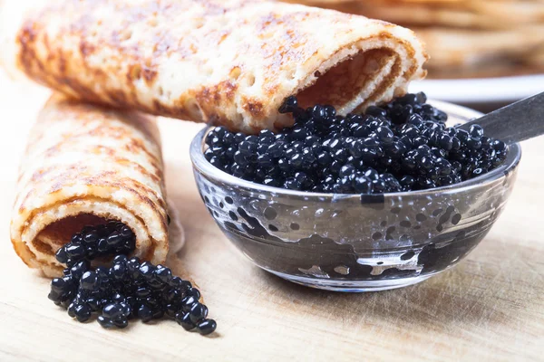 Crêpes russes - blini au caviar noir — Photo