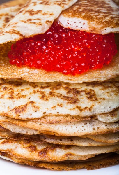 Crêpes russes - blini au caviar rouge — Photo