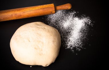 Siyah arka planda Hamur, merdane ve un