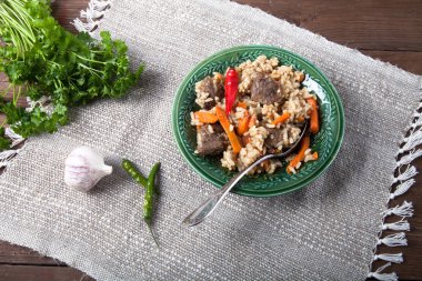 Yeşil plaka, sarımsak ve maydanoz ru üzerinde sıcak lezzetli pilav