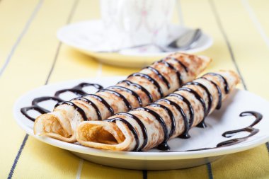 Rusça krep - blini çikolata tepesi ile