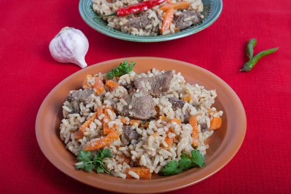 Três pratos de pilaf delicioso quente com alho e salsa em r — Fotografia de Stock