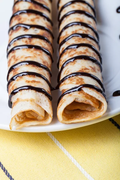 Crêpes russes - blini avec garniture au chocolat — Photo