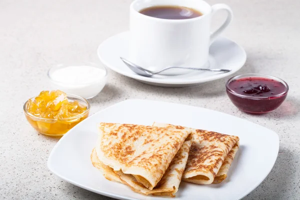 Tasse de thé avec confiture, crème sure et crêpes russes - blini — Photo