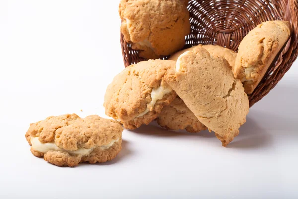 Basket of cookies with cottage cheese - sochnik on a light backg — Stock Photo, Image