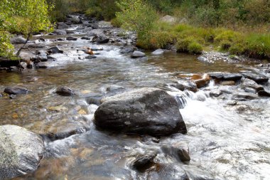 Bir dağ nehir türbülanslı akış Boulder