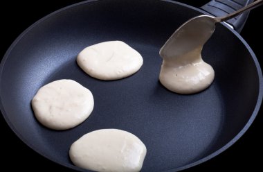 Krep hamuru bir tavada üzerinden, pişirme