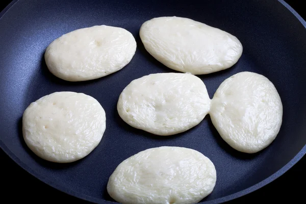 Cuisson de crêpes de pâte dans une casserole — Photo