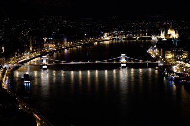 Budapeşte. Gece görünümüne Gillert Tepesi'nden şehir ve Tuna Nehri