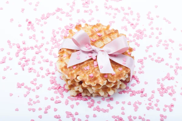 Waffles amarrado com uma fita e polvilhado com coração doce — Fotografia de Stock