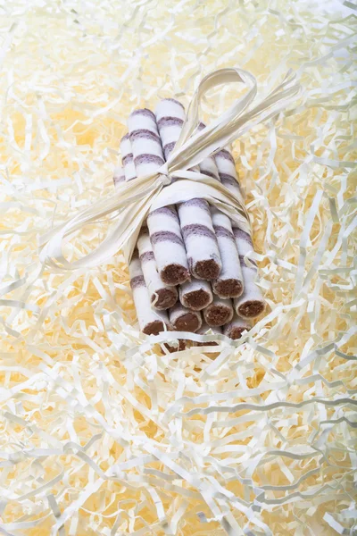 Rolos waffles listrados com torniquete de chocolate amarrado deitado em st — Fotografia de Stock