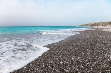 Çakıl plaj ve mavi