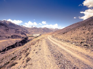 Yolun karlı zirveleri ve blu bulutlarda ile dağlarda