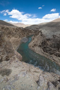 Nehrin dağlar ve mavi gökyüzünde bulutlar