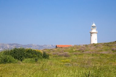 Yeşil çayır, deniz feneri, çatı ev ve dağlarda