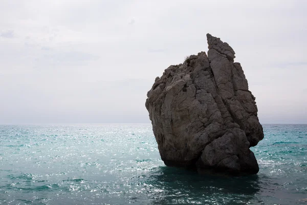 Pedra na baía do Mediterrâneo. Chipre. Local de nascimento de Aph — Fotografia de Stock