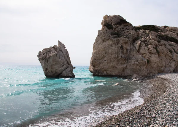 Piedra en la bahía del Mediterráneo. Chipre. Lugar de nacimiento de Aph — Foto de Stock