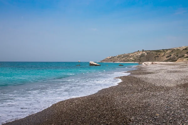 Acqua cristallina sulla spiaggia vicino a Paphos. Costa mediterranea. Cipro — Foto Stock