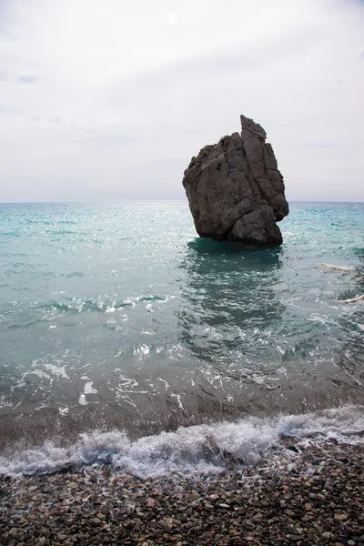 Kámen v zálivu Středozemního moře. Kypr. Rodiště Aph — Stock fotografie