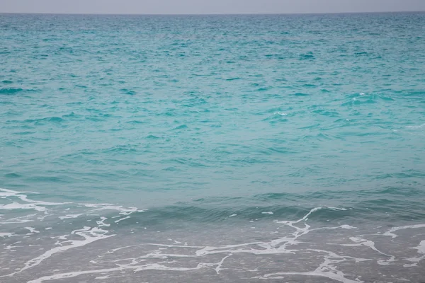 Água de cristal na praia perto de Paphos. Costa mediterrânica. Chipre — Fotografia de Stock