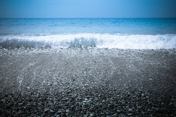 Playa de guijarros y mar azul —  Fotos de Stock