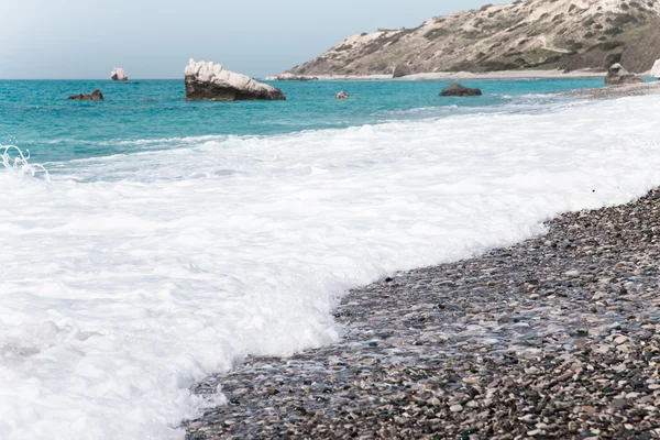 Spiaggia di ciottoli e Mar Blu — Foto Stock