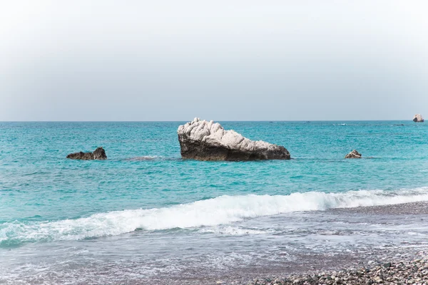 Spiaggia di ciottoli e Mar Blu — Foto Stock
