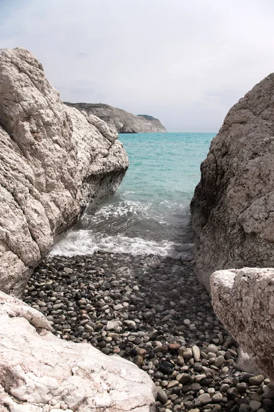 Playa de guijarros y mar azul — Foto de Stock