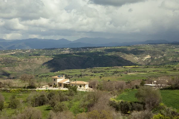 Stormachtige mediterrane landschap met bergen, wolken, bomen en — Stockfoto