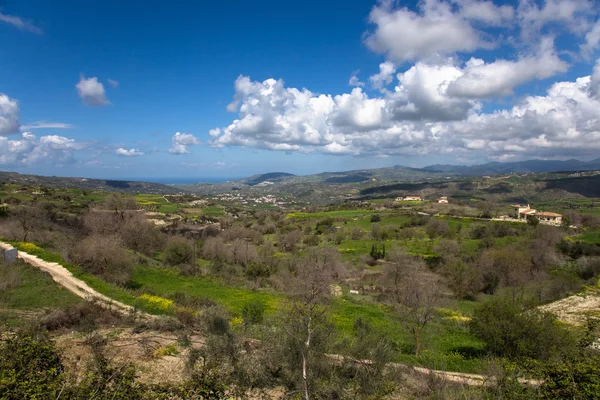 Weergave van de velden op het eiland Cyprus en bergdorpjes — Stockfoto
