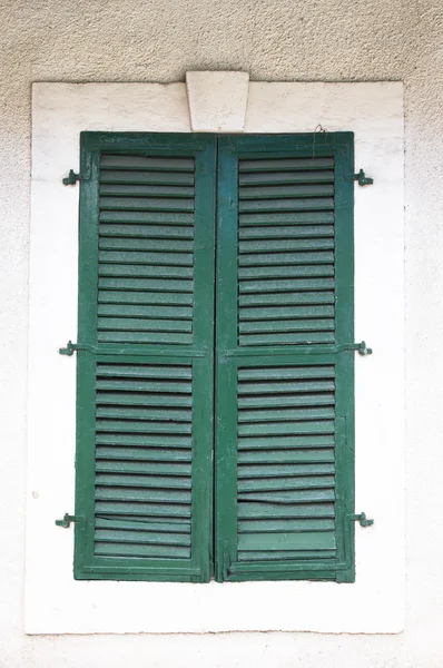 Vieja ventana verde con persianas cerradas — Foto de Stock