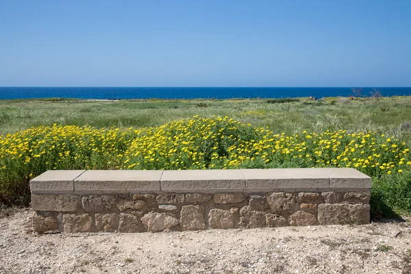 Asiento de piedra en la montaña sobre el mar sobre un fondo del cielo — Foto de Stock