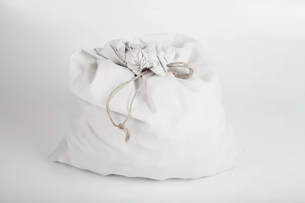 Белая льняная сумка с веревкой на светлом фоне — стоковое фото