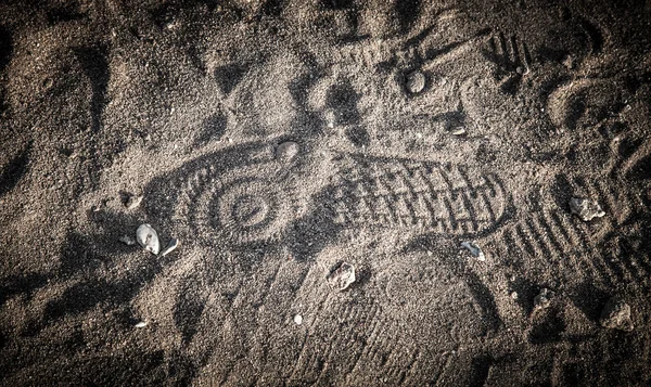 Schoen afdrukken in het zand met schelpen — Stockfoto