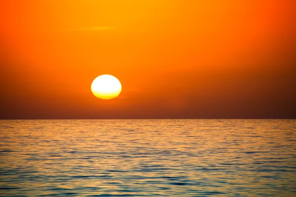 Disco irregular do pôr do sol sobre o horizonte — Fotografia de Stock