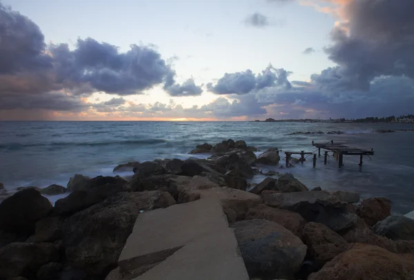 Stormachtige zonsondergang over het Middellandse-Zeegebied. Wolken en golven — Stockfoto
