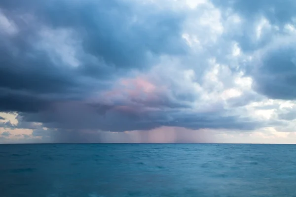 Deszcz nad poziomem morza. Seascape zachód słońca — Zdjęcie stockowe