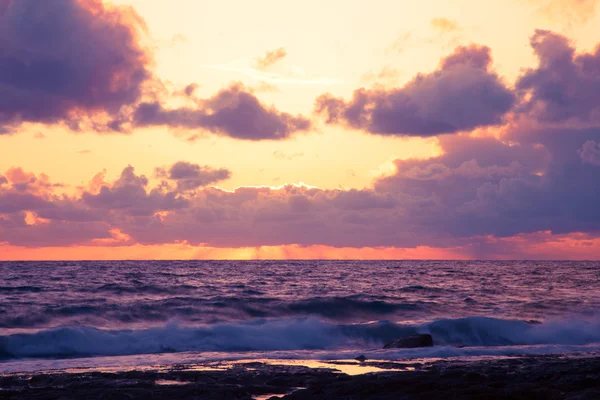 Stormiga solnedgång vid Medelhavet. Moln och vågor. Tonas — Stockfoto