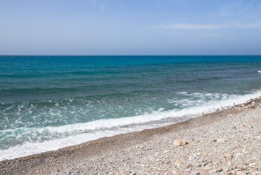 Çakıl plajı ve Akdeniz'in masmavi bir deniz