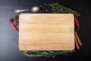 Biberiye, kekik, biber biber, ol ve renkli ile kesme tahtası