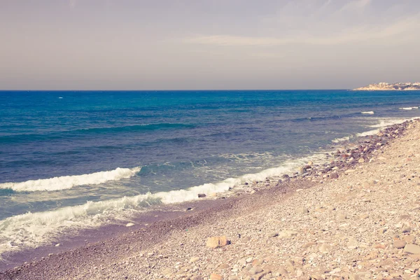 Spiaggia di ghiaia e acqua azzurra del Mar Mediterraneo. Tonica — Foto Stock