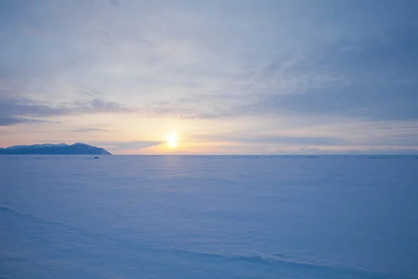 Un vasto desierto nevado. Lago Baikal en invierno — Foto de Stock