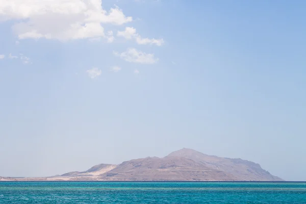 Pohled na skalnatý ostrov přes lagunu Rudého moře, Egypt — Stock fotografie