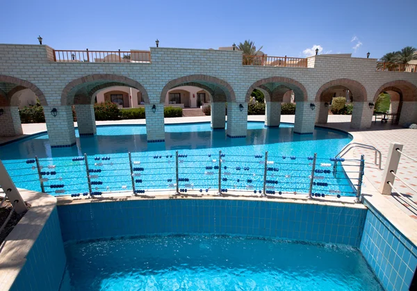 Kaskadenpool mit blauem Wasser im Hotel in Ägypten — Stockfoto