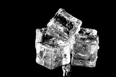 Siyah arka plan üzerine ıslak buz küpleri. Seçici odak