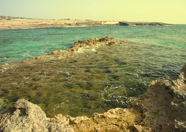 La costa pedregosa del mar. Paisaje marino — Foto de Stock