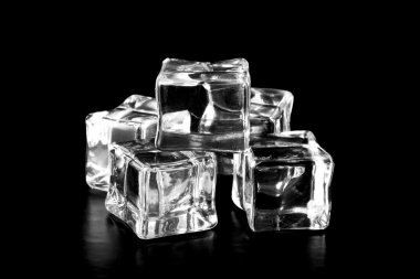 Siyah masada buz küpleri. Seçici odak